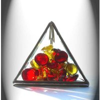 Abgeschrägter Glas Briefbeschwerer Mit Roten Und Gelben Glassteinen von AfricanSand