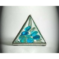 Geschlägter Glaspapierbeschwerer Mit Blauen Und Klaren Glassteinen von AfricanSand