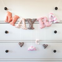 Namensgirlande Aus Stoffbuchstaben, Namenskette Für Hausbettdeko Personalisiertes Geschenk Zur Geburt & Taufe, Wanddekoration Im Babyzimmer Namensgirlande Aus Stoffbuchstaben, Namenskette Für Hausbettdeko Personalisiertes Geschenk Zur Geburt & Taufe, Wanddekoration Im Babyzimmer von Agamuma