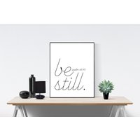 Be Still | Psalm 4610 Bibelvers Christliche Schrift Typografie Kunstdruck von AgapeChristianArt