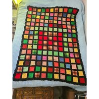 Vintage Buntes Quadrat Mit Schwarzem Rand Gehäkelter Afghane von AgelessSerendipity