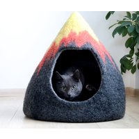 Haustierbett Vulkan Aus Wolle. Lavastein Filz Katzenhöhle. Geschenk Für Haustiere von AgnesFeltforCats