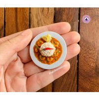 Handgemachte Miniatur Puppenhaus/Magnet - Kerala Style Garnelen Curry Mit Reis, Maßstab 112 von AgnikaCreations
