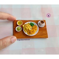 Handgemachter Puppenhaus-Essens-/Kühlschrankmagnet - Miniatur Fafda Jalebi Mit Chai von AgnikaCreations