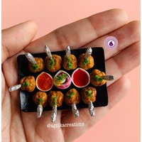 Handgemachter Puppenhaus-Essens-/Kühlschrankmagnet - Miniatur-Huhn-Lutscher Mit Szechuan-Sauce, Zwiebel-Zitronen-Scheiben & Ketchup von AgnikaCreations