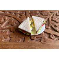 Handgemachter Miniatur Ei-Sandwich-Magnet, Polymer Clay Food-Magnet von AgnikaCreations