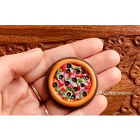 Miniatur-Veggie-Pizza-Kühlschrankmagnet, Lebensmittelmagnet, Kühlschrankmagnet, Küchenmagnet, Kleiner Niedlicher Tonmagnet von AgnikaCreations
