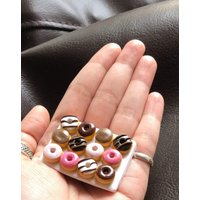 Handgemachter Miniatur Donut Kühlschrankmagnet, Polymer Clay Food Magnet Handgemachter Miniatur Donut Kühlschrankmagnet, Polymer Clay Food Magnet von AgnikaCreations