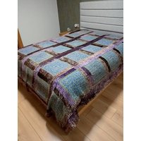 Boho Spiegel Stickerei Blau Lila Samt Baumwolle Patchwork Bettüberwurf Quilt von Ahnavintage