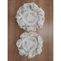 Pink Blumen Stickerei Häkelspitze Deckchen Glasuntersetzer Weiß von Ahnavintage