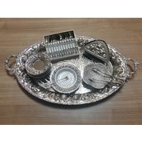 Versilbertes Teetablett-Set Mit Gravur Versilbertes Teetablett-Set Mit Gravur von Ahnavintage
