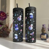 Trinkbecher Katzen Und Zaubertränke, Halloween, Cosmic Witch, Doppelwandig Mit Strohhalm, Thermobecher, Witchy Tumbler Trinkbecher Katzen Und Zaubertränke, Halloween, Cosmic Witch, Doppelwandig Mit Strohhalm, Thermobecher, Witchy Tumbler von AileensTreasureBox