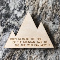 Bergmagnet Aus Birkenholz Mit Gravur Aufmunternde Erinnerung Bergmagnet Aus Birkenholz Mit Gravur Aufmunternde Erinnerung von AimNorthEngraving