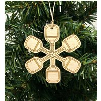 Pickleball Schneeflocken Ornament Gravierte Weihnachtsdeko Aus Birkenholz Pickleball Schneeflocken Ornament Gravierte Weihnachtsdeko Aus Birkenholz von AimNorthEngraving