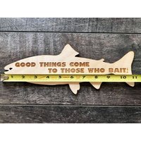 Wer Ködert, Kommt Gut An - Forelle Fisch Silhouette Wanddekoration Wer Ködert, Kommt Gut An - Forelle Fisch Silhouette Wanddekoration von AimNorthEngraving