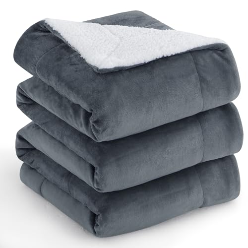 Aisbo Dicke Kuscheldecke Flauschig Anthrazit - Extra Warme Decken für den Winter als Sofadecke Couchdecke 220x240 cm, XXL Große Wohndecke aus hochwertige Sherpa Fleece, Soft Weich Blanket Dunkelgrau Aisbo Dicke Kuscheldecke Flauschig Anthrazit - Extra Warme Decken für den Winter als Sofadecke Couchdecke 220x240 cm, XXL Große Wohndecke aus hochwertige Sherpa Fleece, Soft Weich Blanket Dunkelgrau von Aisbo