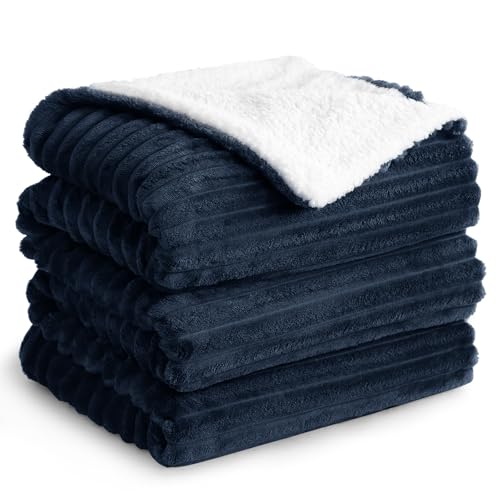 Aisbo Dicke Sherpa Decke Blau - Warme Kuscheldecke Flauschig, Winter Plüsch Kuscheldecken 220x240 XXL als Sofadecke Couchdecke Große Überwurf Wohndecke von Aisbo