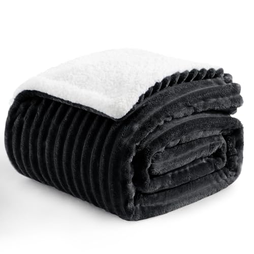 Aisbo Dicke Sherpa Decke Schwarz - Warme Kuscheldecke Flauschig, Winter Plüsch Kuscheldecken 150x200 cm XL als Sofadecke Couchdecke Überwurf Wohndecke von Aisbo