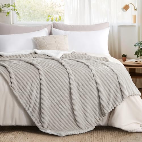 Aisbo Kuscheldecke Flauschig Decke Beige - Dicke Sherpa Decke Warm 220x240 XXL als Sofadecke Couchdecke, Weich Kuschelige Cord Decke Wohndecke, Sofa Couch Große Decke Überwurf, Plüsch Decke Winter von Aisbo