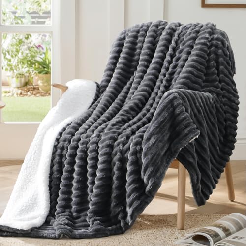 Aisbo Kuscheldecke Flauschig Decke Grau - Dicke Sherpa Decke Warm 150x200 cm XL als Sofadecke Couchdecke, Weich Kuschelige Cord Decke Wohndecke, Sofa Couch Decke Überwurf, Plüsch Decke Winter von Aisbo