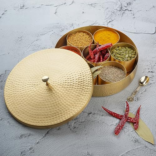 Ajuny Handgefertigte Runde Gewürzbox aus Messing – Golden mit Geprägtem Deckel – Wunderschönes Gehämmertes Design, 7 Gewürzbehälter und 1 Löffel – Dekorative Masala Dabba Gewürzdose Organizer, 8 Zoll von Ajuny