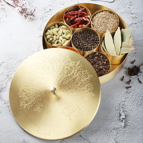 Ajuny Handgefertigte Gewürzbox aus Messing Golden mit Geprägtem Deckel – Runde Masala Dabba, 7 Herausnehmbare Gewürzaufbewahrung Behälter und 1 Löffel, Ideal für Gewürze und Kräuter von Ajuny