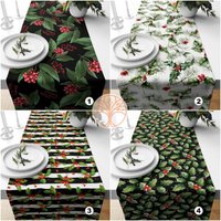 Weihnachts-Tischläufer|Winter Trend Tischläufer|Grüne Blätter Und Rote Beeren Home Decor|Gestreifte Blumenbeeren Auf Schwarzem Hintergrund Weihnachts-Tischläufer|Winter Trend Tischläufer|Grüne Blätter Und Rote Beeren Home Decor|Gestreifte Blumenbeeren Auf Schwarzem Hintergrund von AkasiaHomeDesign