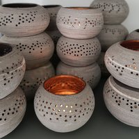 Handgefertigtes Windlicht Aus Keramik. Goldglasur, Aussen Unglasiert, Kerzenhalter, Wohndekoration Handgefertigtes Windlicht Aus Keramik. Goldglasur, Aussen Unglasiert, Kerzenhalter, Wohndekoration von AkiaKeramik