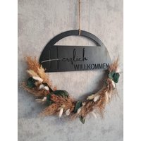 Personalisierter Türkranz Mit Trockenblumen. Holzkranz Personalisiert Familiennamen. Willkommenstürkranz von AlanDesign1