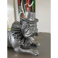 Bulldogge Silber Matt Optik Harz Dekorativer Spiegel Regal Sitzend Ornament Wohnkultur von AlantiByAl