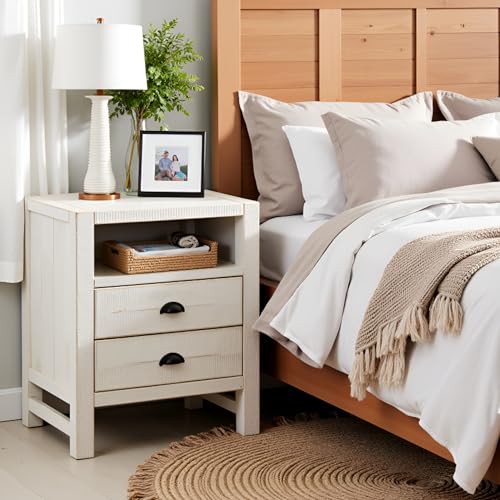Windsor Rustikaler Nachttisch im Bauernhaus mit offenem Regal und 2 Schubladen, massives Kiefernholz, Nachttisch mit Stauraum und Metallgleitern von Alaterre Furniture (Treibholz-Weiß-Finish) von Alaterre Furniture