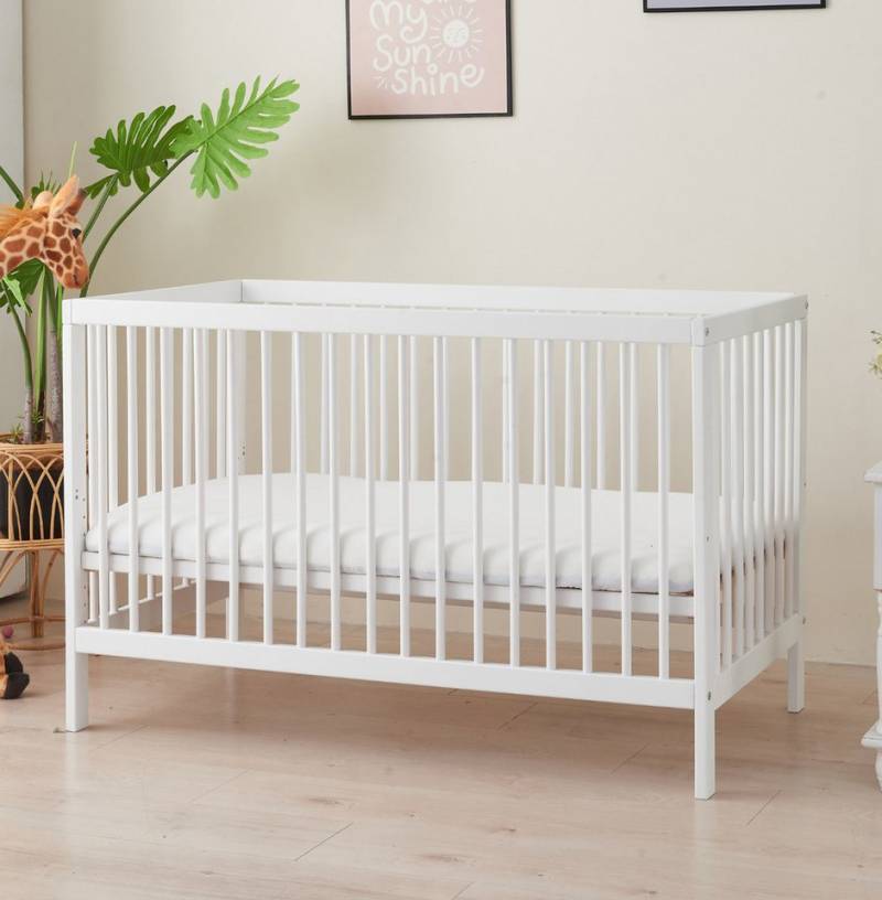 Alavya Home® Babybett TOBI I Das Beste für Kleine Babys I 9-fach höhenverstellbarer EN 716-1, Babybett 60x120 Weiß Gitterbett mit 3 Schlupfsprossen aus Buchenholz von Alavya Home®