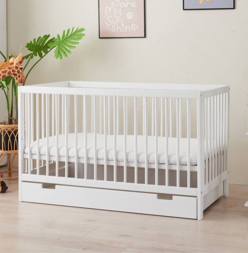 Alavya Home® Babybett TOBI I Das Beste für Kleine Babys I 9-fach höhenverstellbarer EN 716-1, Babybett 60x120 mit Matratze und Schublade Gitterbett aus Buchenholz von Alavya Home®