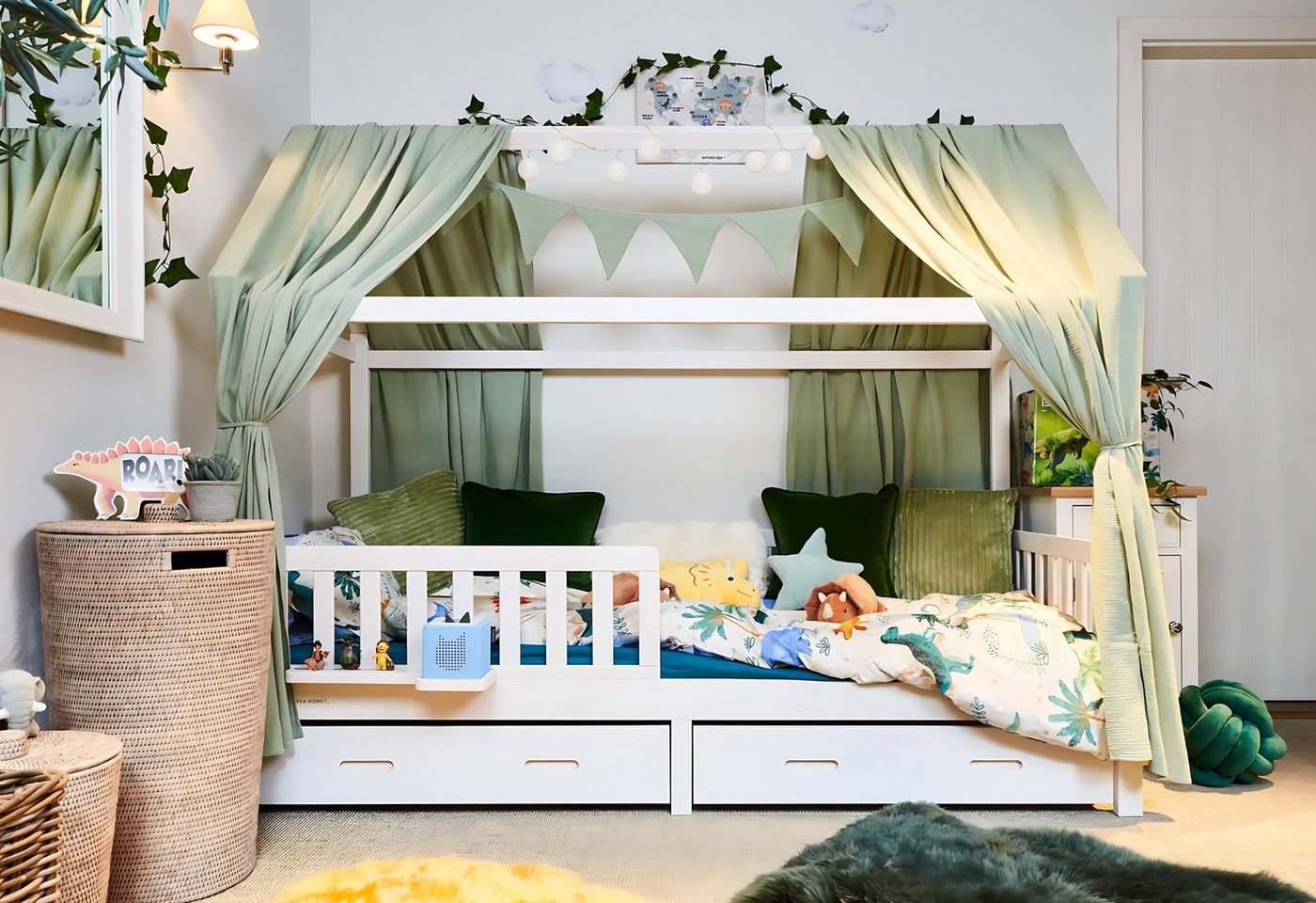 Alavya Home® Hausbett CLOUD I KOMPLETT SET (4er-Set I inklusive Rausfallschutz und Lattenrost I Kinderbett FSC zertifizierter Kinderhausbett Jugendbett skandinavischen still, Schubladen + Matratze + Buchablage + Magnetische Toniebox Regal), für Mädchen und Jungen aus massivem Kiefernholz von Alavya Home®