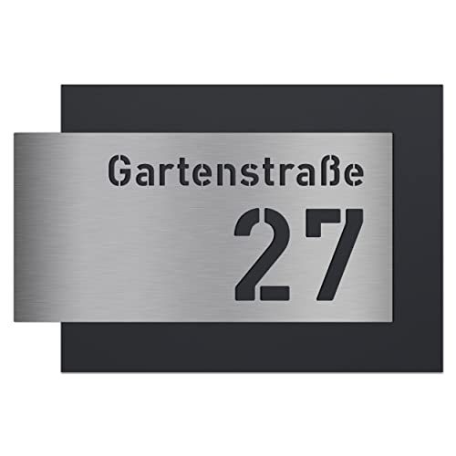 AlbersDesign individuelle Edelstahl-Hausnummer mit Straße - zweiteilig mit 3D-Effekt, Rückplatte pulverbeschichtet in RAL7016, Front in Edelstahl (V2A) gebürstet von AlbersDesign