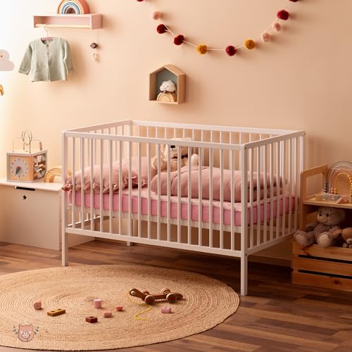 Alcube Finn Babybett 120x60 in Weiß - Kinderbett 60x120 höhenverstellbar und umbaubar - Kinder Bett aus Massivholz - Babyzimmer Bett für Jungen und Mädchen - Baby Bett kompatibel mit Matratze 60x120 von Alcube