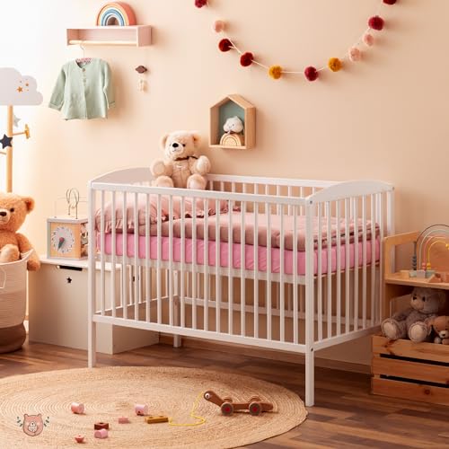 Alcube® Babybett komplett Set EMMI 60x120 in Weiß aus Massivholz, 60x120 Matratze und Ganzjahresbettdecken Set, mitwachsendes babybett inkl. 3 Schlupfsprossen in der EU hergestellt von Alcube