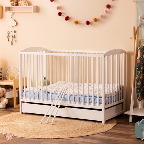 Alcube® Babybett komplett Set EMMI 60x120 in Weiß aus Massivholz, mit Schublade, 60x120 Matratze und Ganzjahresbettdecken Set, mitwachsendes babybett inkl. 3 Schlupfsprossen von Alcube