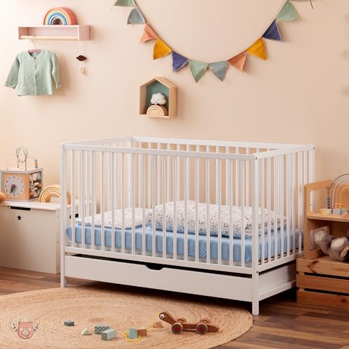 Alcube Babybett Komplett Set Finn Babybett mit Matratze 70x140 und Schublade in Weiß - mitwachsendes Kinderbett aus Massivholz - Höhenverstellbar - Baby Bett umbaubar zum Juniorbett von Alcube