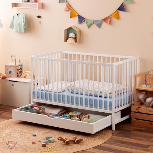 Alcube Finn Babybett mit Schublade in Weiß - Gitterbett 70x140 aus Massivholz - höhenverstellbar und umbaubar mitwachsendes Baby Bett kompatibel mit Babybett Matratze 70x140 und Bettumrandung von Alcube