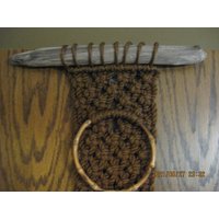 Vintage Boho Makramee Handtuch, Schalhalter, Wandbehang; Treibholz; 3 Bambusringe; Handgefertigter Brauner Nylonschnur. 38 cm L 6 B Hänger von AletaVintageFinds