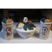 Vintage Porzellan Majolica Salz & Pfeffer Set, Korbgeflecht Keramik Schüssel. Gewürzstreuer. Butterbottich; Marmeladenschale. Geprägtes Obst von AletaVintageFinds