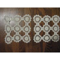 Handgefertigte Häkeldeckchen Weißes Windrad-Spitzenband | 2Er-Set von AletaVintageFinds