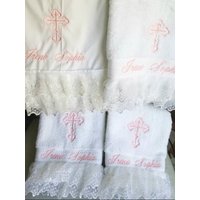 Personalisierte Taufhandtücher Und Öllaken Für Die Griechisch-Orthodoxe Taufe, Badetuch, Bestickt Mit Spitzenspitze von AlexandersAgape