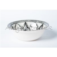 Handgefertigte Tiefe Runde Ton-Schale Aus Tunesien. Diese Schale Ist Ideal Für Die Verwendung Als Dekoration Oder Serviergeschirr Handgefertigte Tiefe Runde Ton-Schale Aus Tunesien. Diese Schale Ist Ideal Für Die Verwendung Als Dekoration Oder Serviergeschirr von Aleyakeramik