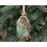 Newport News Map Ornament Oyster Virginia Weihnachtsverzierung, Upcycled Hostessengeschenk, Vintage von AlgiersPointOysterCo