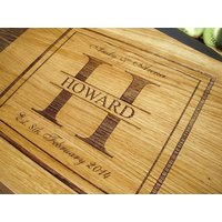 Personalisiertes Schneidebrett Mit Monogramm Und Gravur Personalisiertes Schneidebrett Mit Monogramm Und Gravur von AlgisCrafts