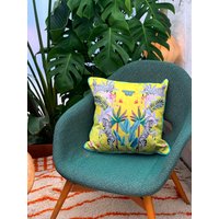 Lebhaftes Zitrusgelbes Aquarell Kunst Kissen "Hengst' Doppelseitiges Zebra Design, Hergestellt Aus Veganfreundlichem Wildleder Lebhaftes Zitrusgelbes Aquarell Kunst Kissen "Hengst' Doppelseitiges Zebra Design, Hergestellt Aus Veganfreundlichem Wildleder von AliceAcremanSilks