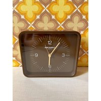 Goldwell Quartz Uhr/Wanduhr Aus Kunststoff in Braun | 70Er Mid Century Vintage von AliceGroovy