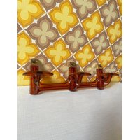 Mid Century Garderobe Mit 3 Haken Aus Kunststoff in Braun Und Gold | 70Er Vintage Mid Century Garderobe Mit 3 Haken Aus Kunststoff in Braun Und Gold | 70Er Vintage von AliceGroovy